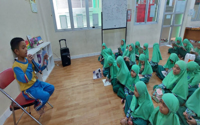 Kegiatan Literasi di Perpustakaan MIN 14 Al-Azhar Asy-Syarif: Mendengarkan Kisah Nabi dan Membaca Puisi