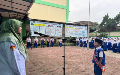 Upacara Bendera MIN 14 Al-Azhar Asy-Syarif Berjalan Khidmat, Tekankan Pentingnya Ketertiban dan Kebersihan